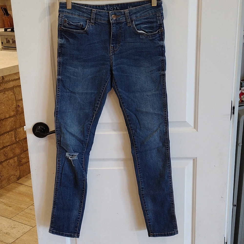 Z1975 Mid Rise Skinny fit Jeans Size 4 Slightly Distressed Medium Wash